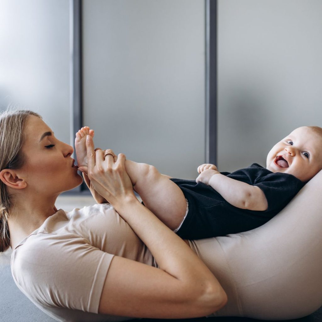 The first week with your little one is all about slowing down and soaking it in.
Your body has been through so much — rest, recovery, and reconnection are the priorities right now. 💛
⁠
Think horizontal rest, ice, gentle pelvic floor activation, and short moments of movement.