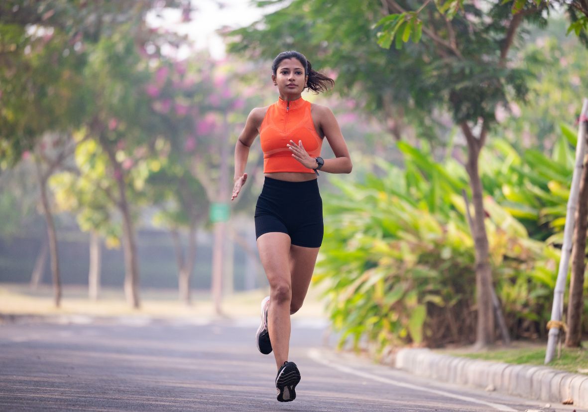 Female runner training with confidence. Stress urinary incontinence in female athletes is common and treatable with the right pelvic floor support and guidance.